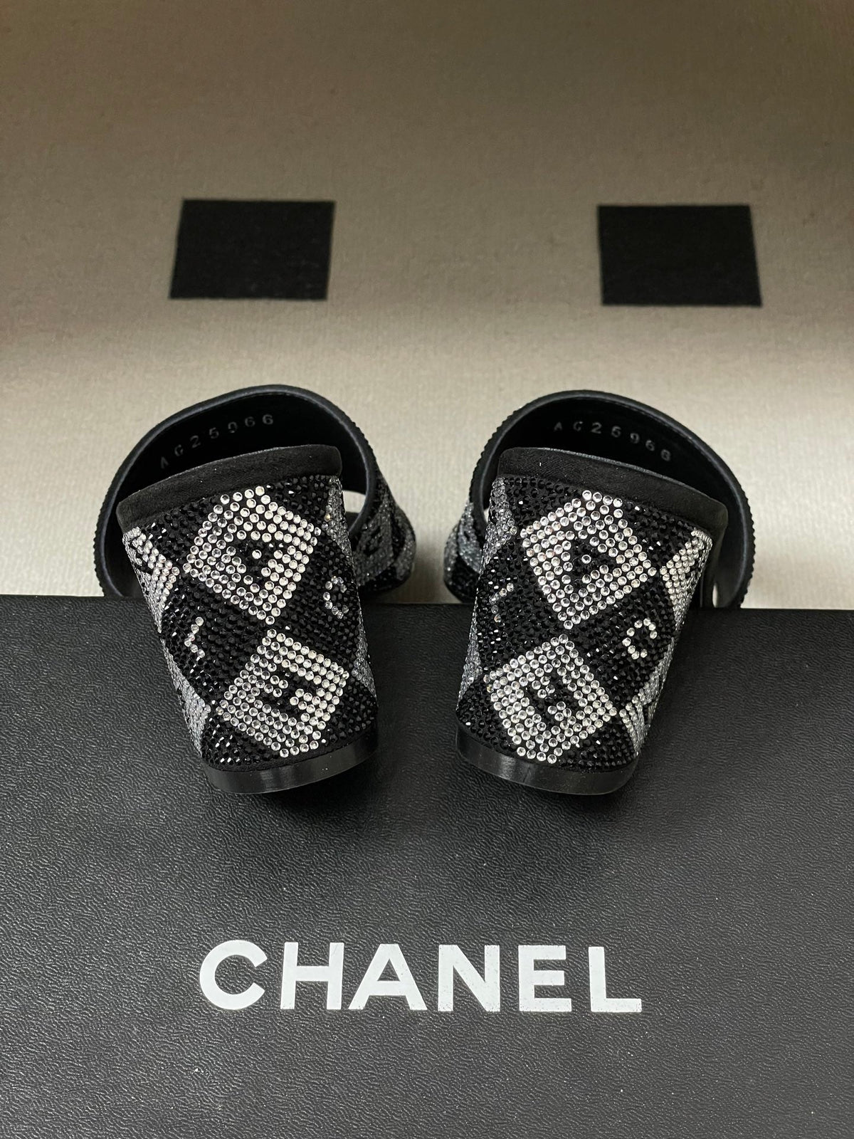 CC 26s Sandals 70 Black Sheepskin Rhinestones 649519
