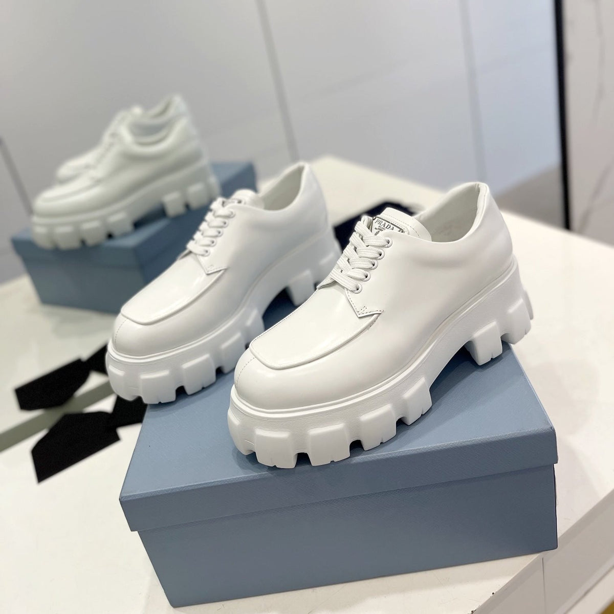 MONOLITH LACE-UP LOAFER IN WHITE CALFSKIN ATTACHED TRIANGLE LOGO