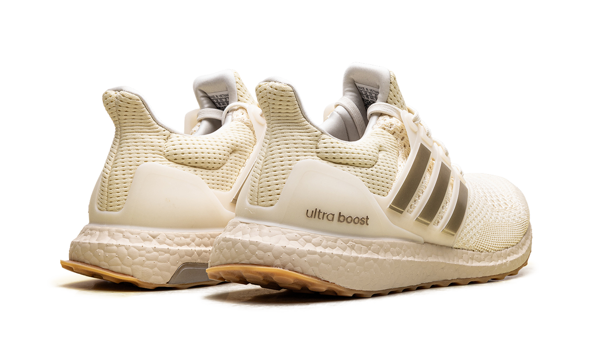 UltraBoost 1.0 WMNS "Warm Vanilla Cyber Metallic" JS1265