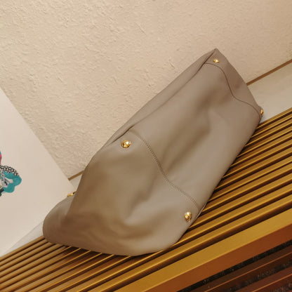CHAIN TOTE 39 SOFT GREY CALFSKIN