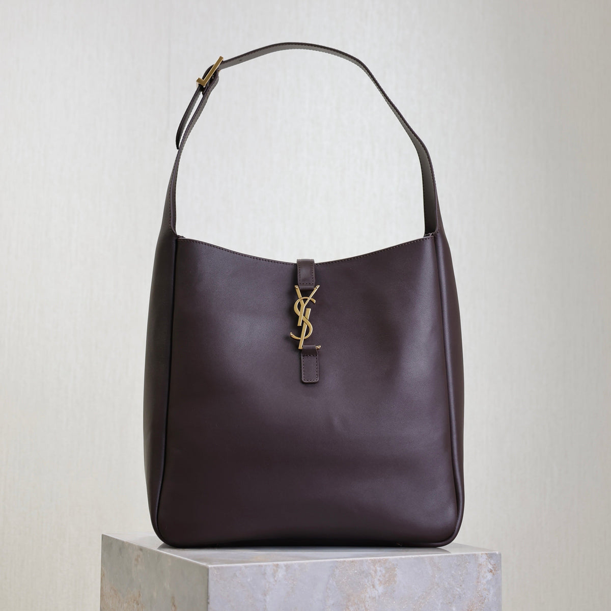 LE 5 À 7 LARGE BAG 31 IN COFFEE LAMBSKIN
