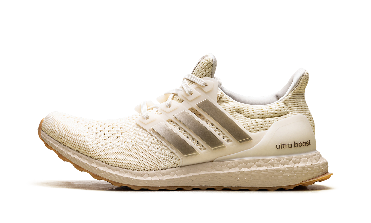 UltraBoost 1.0 WMNS "Warm Vanilla Cyber Metallic" JS1265