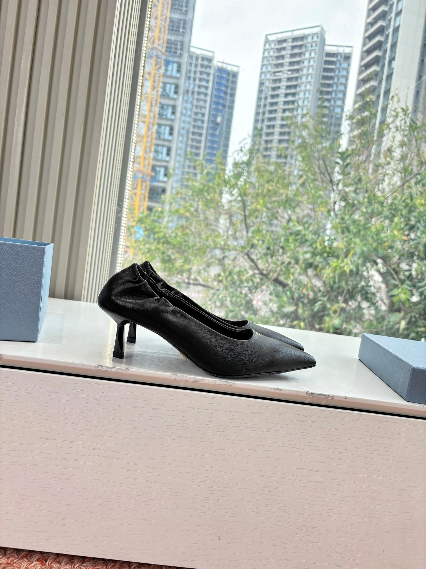 Prada Pointed-Toe Pumps Black Leather 604171