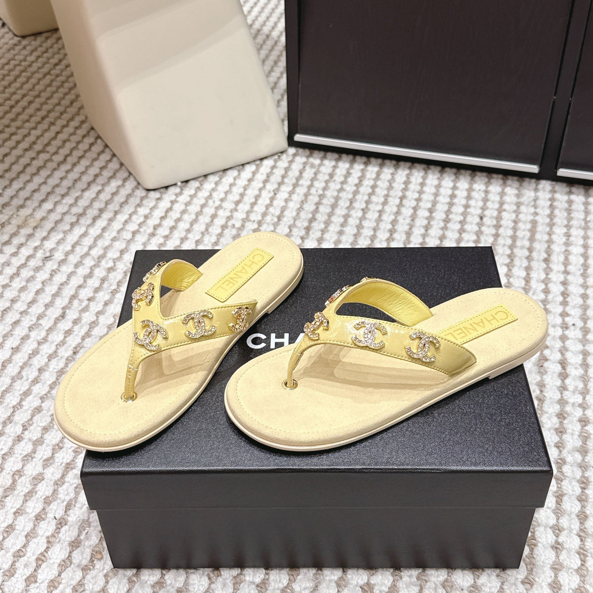 CC 26s Thong Sandals Sheepskin Gold Charm 632369