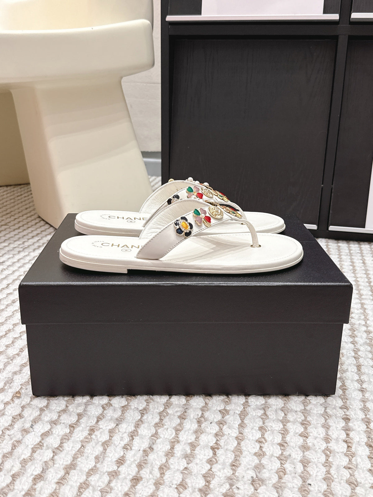 CC 26s Thong Sandals White Sheepskin Multicolor Charm 632363