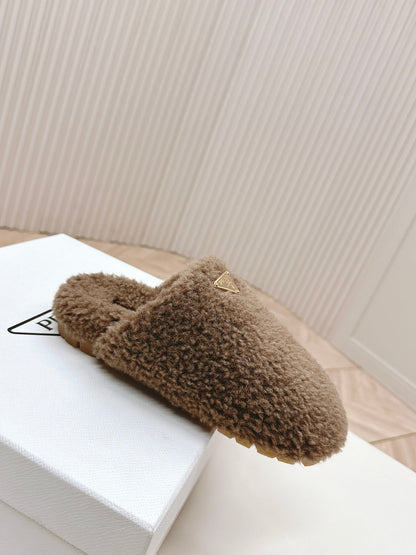 MULES ATTACHED TRIANGLE LOGO IN WOOD BROWN SHEARLING