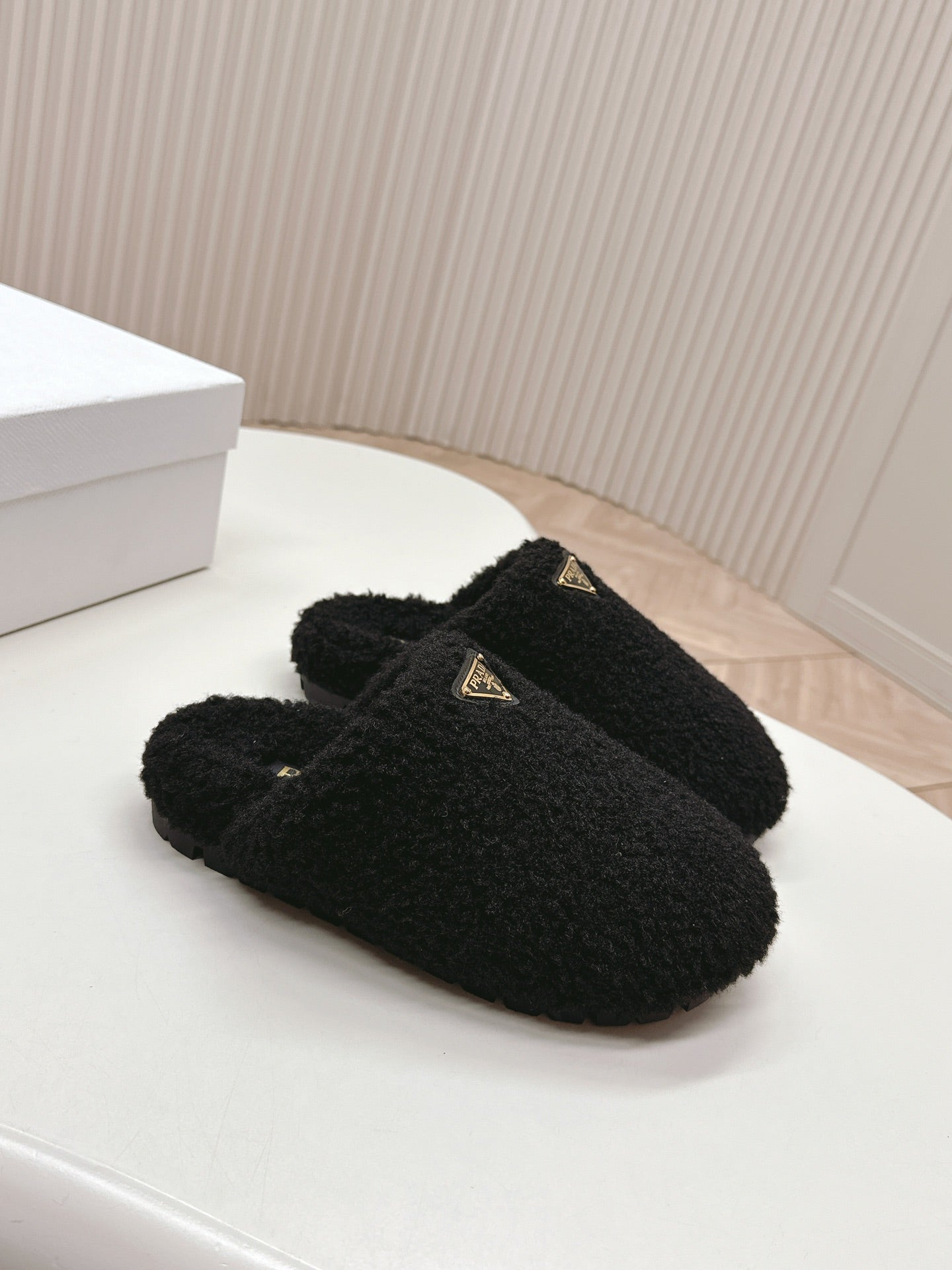 MULES ATTACHED TRIANGLE LOGO IN BLACK SHEARLING