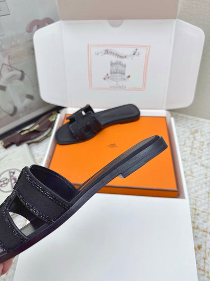 HM 26ss Oran Sandals Black Sheepskin Rhinestone 625231