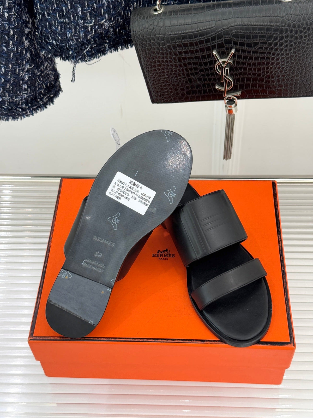 HM 26ss Flat Slippers Black Sheepskin 642857