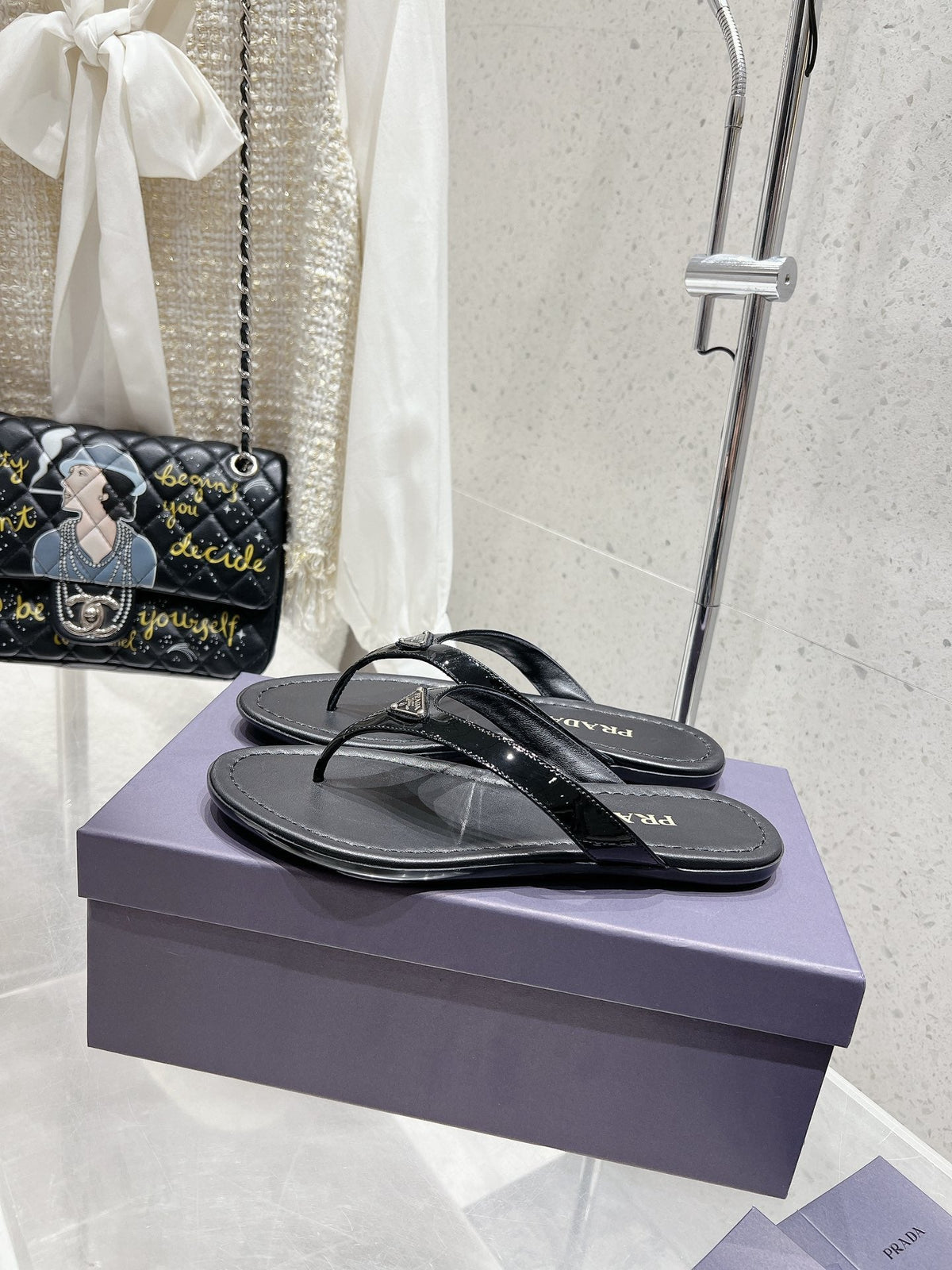 PRA PATENT LEATHER THONG SLIPPER BLACK