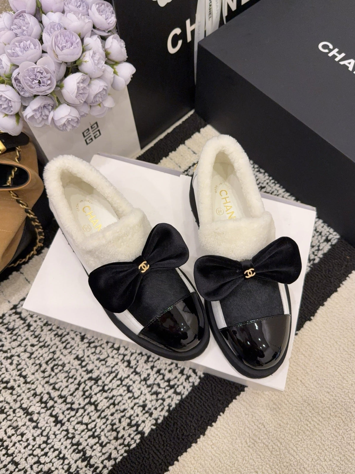 CC 26 Fur-lined Loafer With Bow Black White Wool Leather 588825