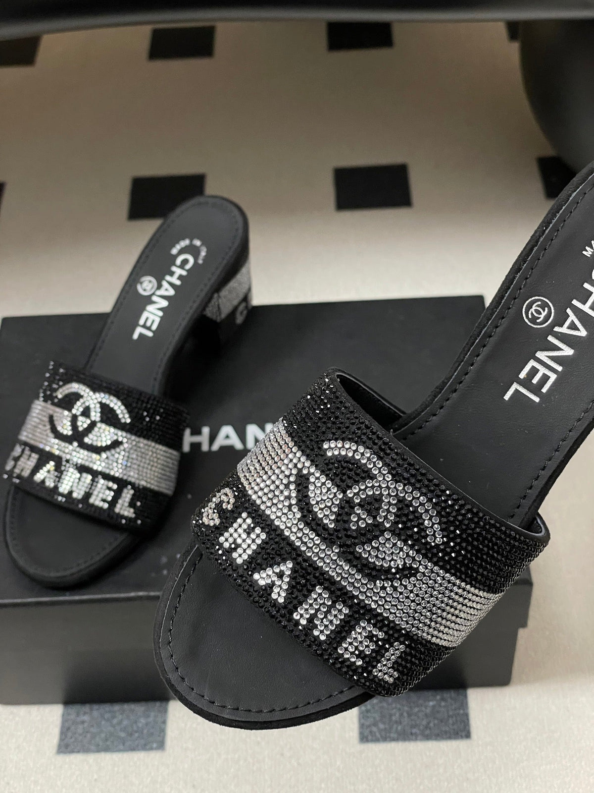 CC 26s  Sandals 70 Black Sheepskin Rhinestones 649513