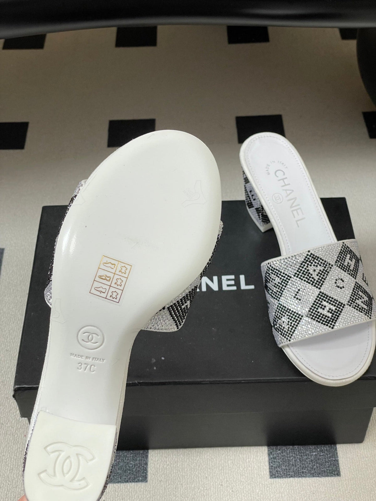 CC 26s Sandals 70 White Gray Sheepskin Rhinestones 649518
