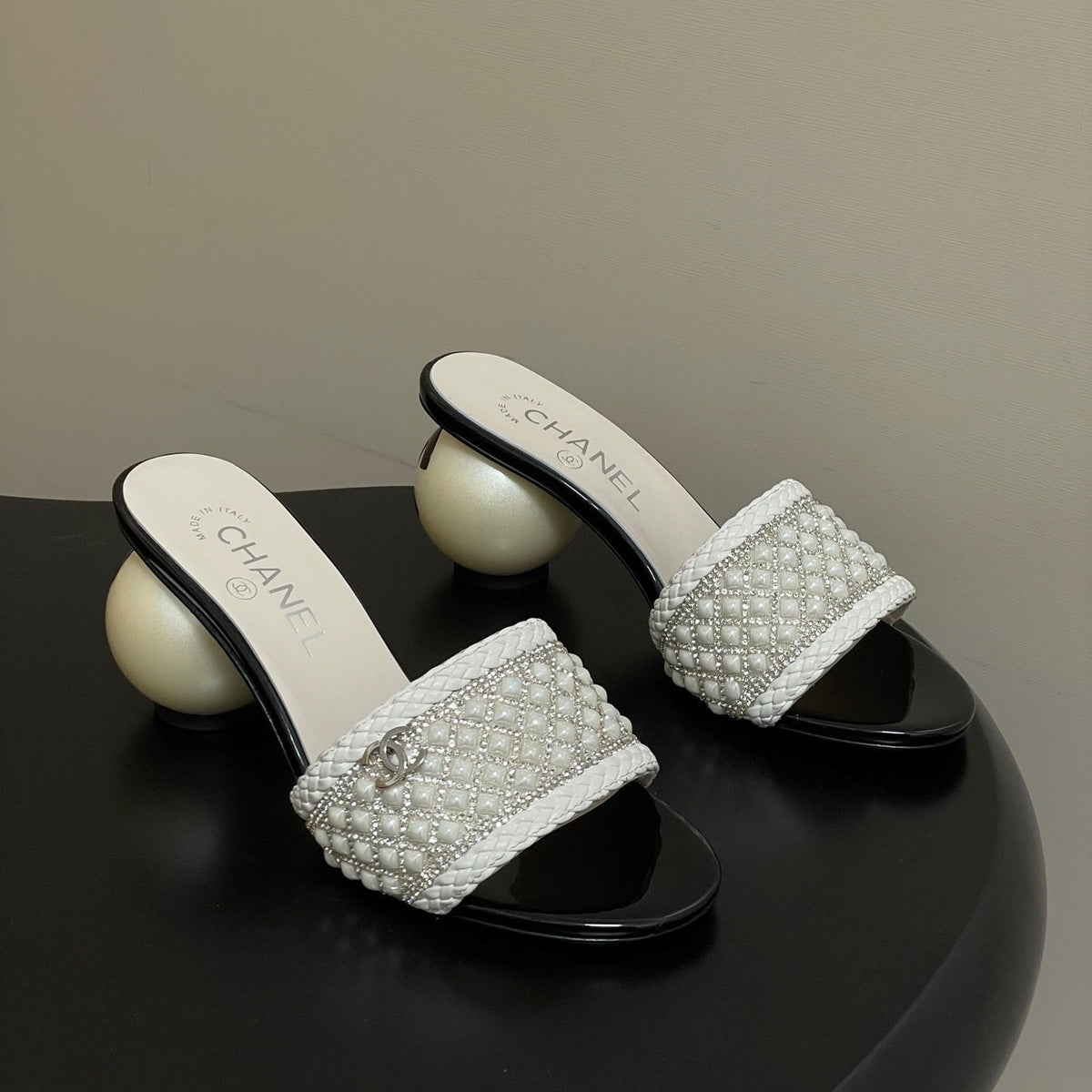 CC 26s Pearl Sandals 70 White Patent Leather 649539