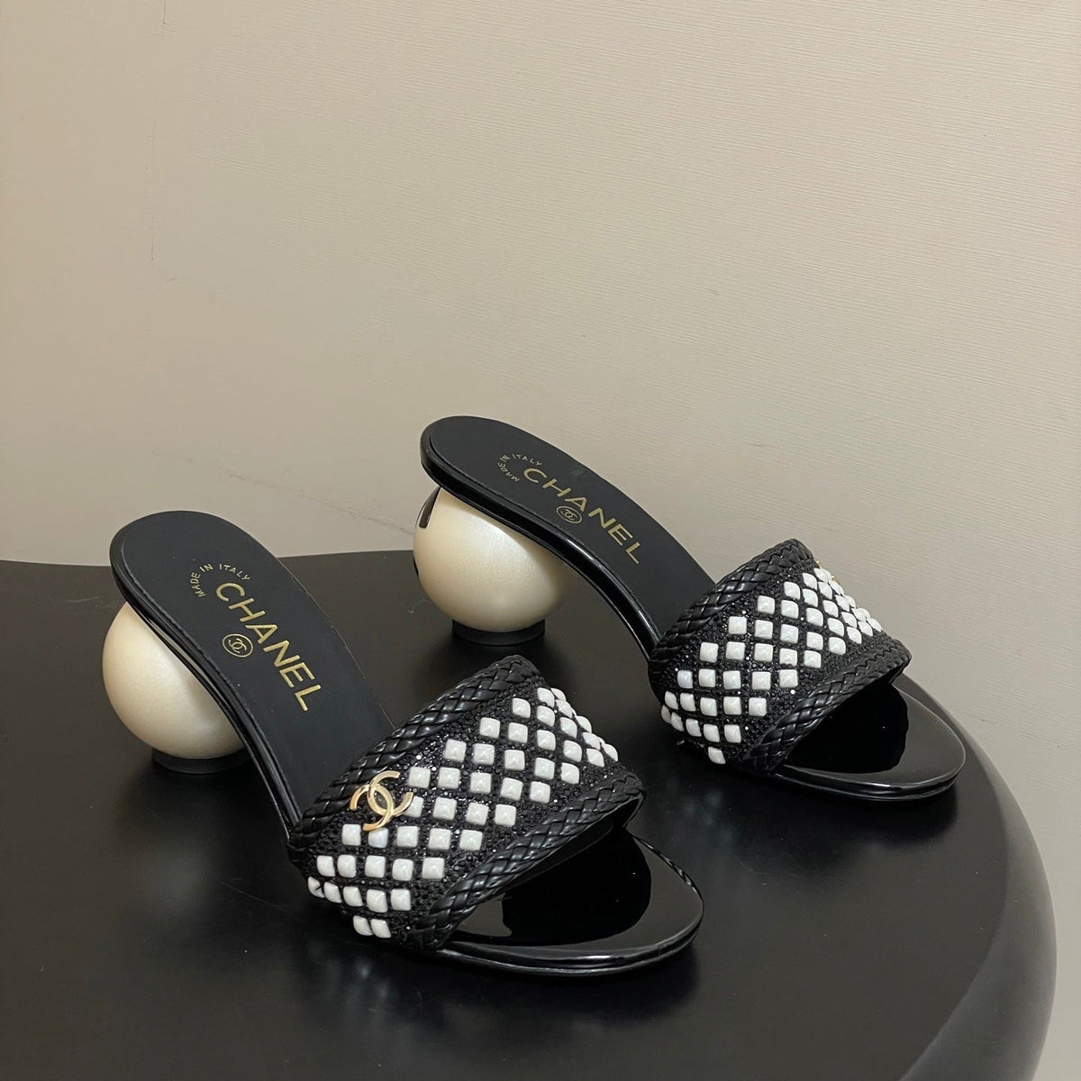 CC 26s Pearl Sandals 70 Black Patent Leather 649540