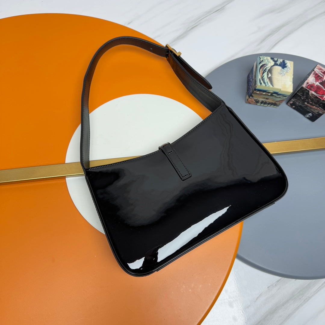 YSL 5 𝐀̀ 7 Bag 24cm Black Patent Leather 285564