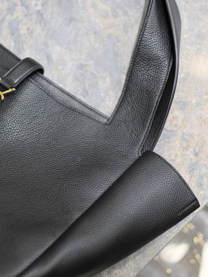 LE 5 À 7 BEA TOTE BAG 50 IN BLACK LAMBSKIN GOLD LOGO