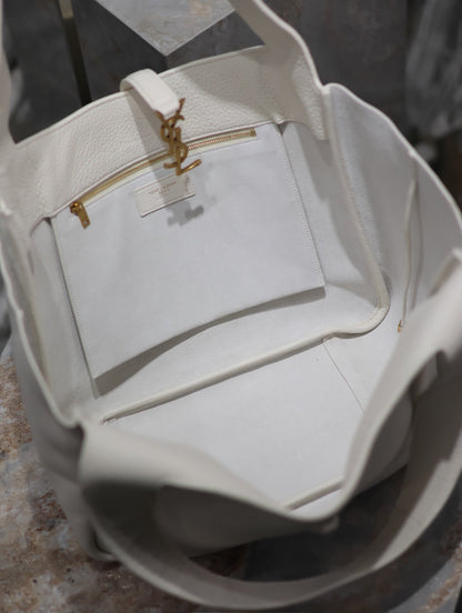 LE 5 À 7 BEA TOTE BAG 50 IN WHITE LAMBSKIN GOLD LOGO