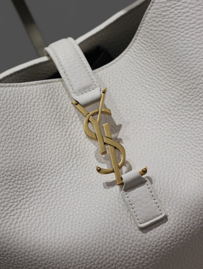 LE 5 À 7 BEA TOTE BAG 50 IN WHITE LAMBSKIN GOLD LOGO