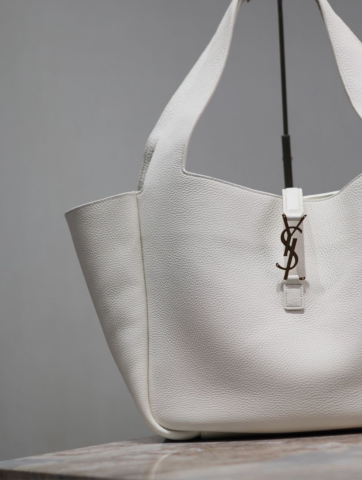 LE 5 À 7 BEA TOTE BAG 50 IN WHITE LAMBSKIN GOLD LOGO