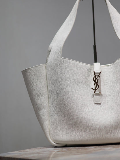 LE 5 À 7 BEA TOTE BAG 50 IN WHITE LAMBSKIN GOLD LOGO