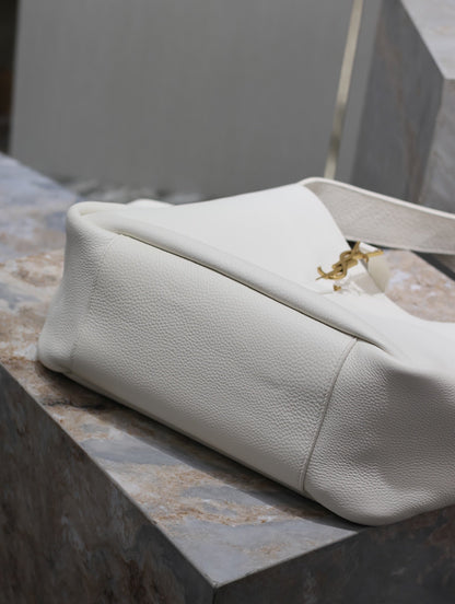 LE 5 À 7 BEA TOTE BAG 50 IN WHITE LAMBSKIN GOLD LOGO