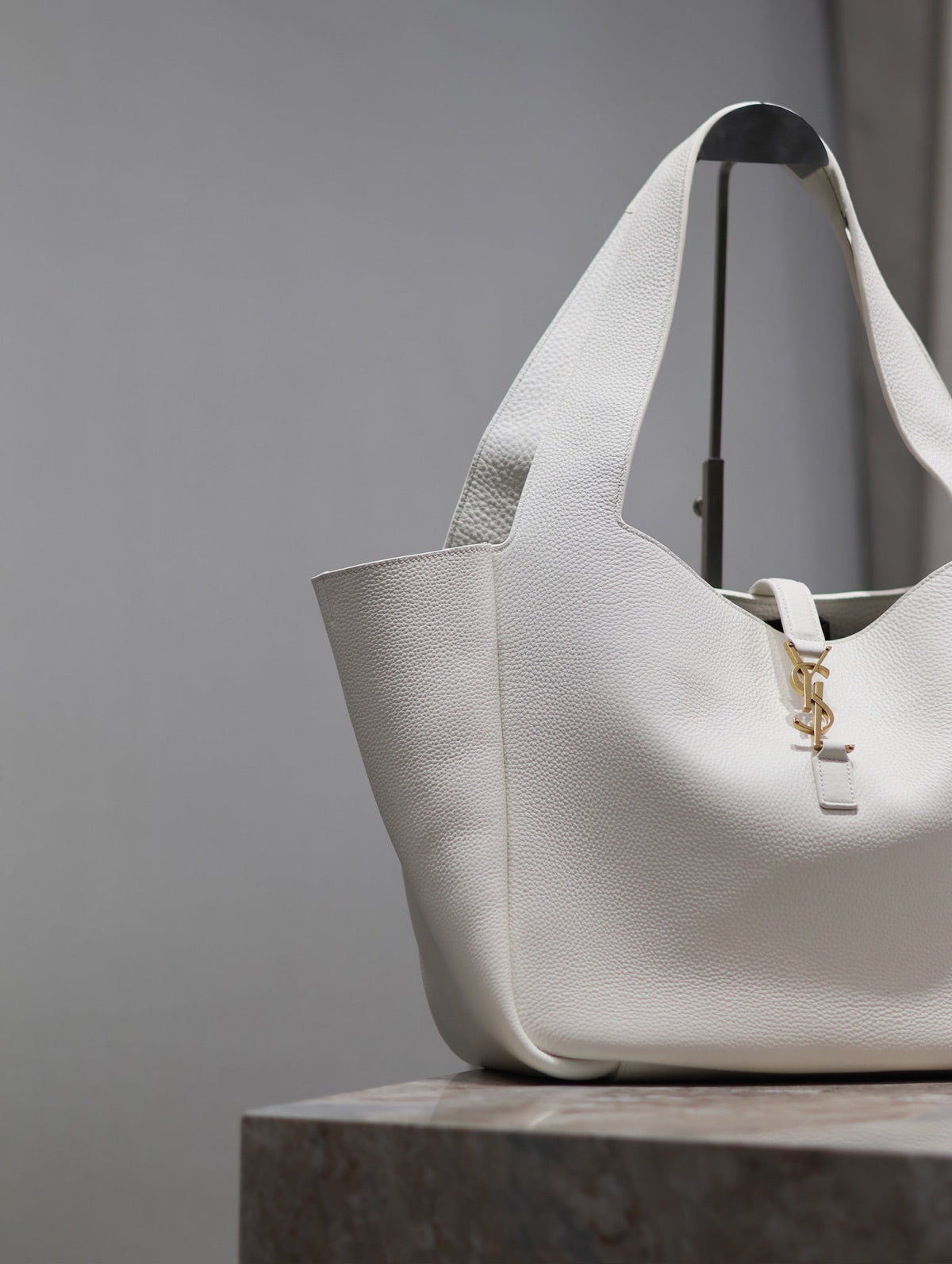 LE 5 À 7 BEA TOTE BAG 50 IN WHITE LAMBSKIN GOLD LOGO