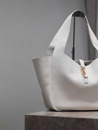 LE 5 À 7 BEA TOTE BAG 50 IN WHITE LAMBSKIN GOLD LOGO