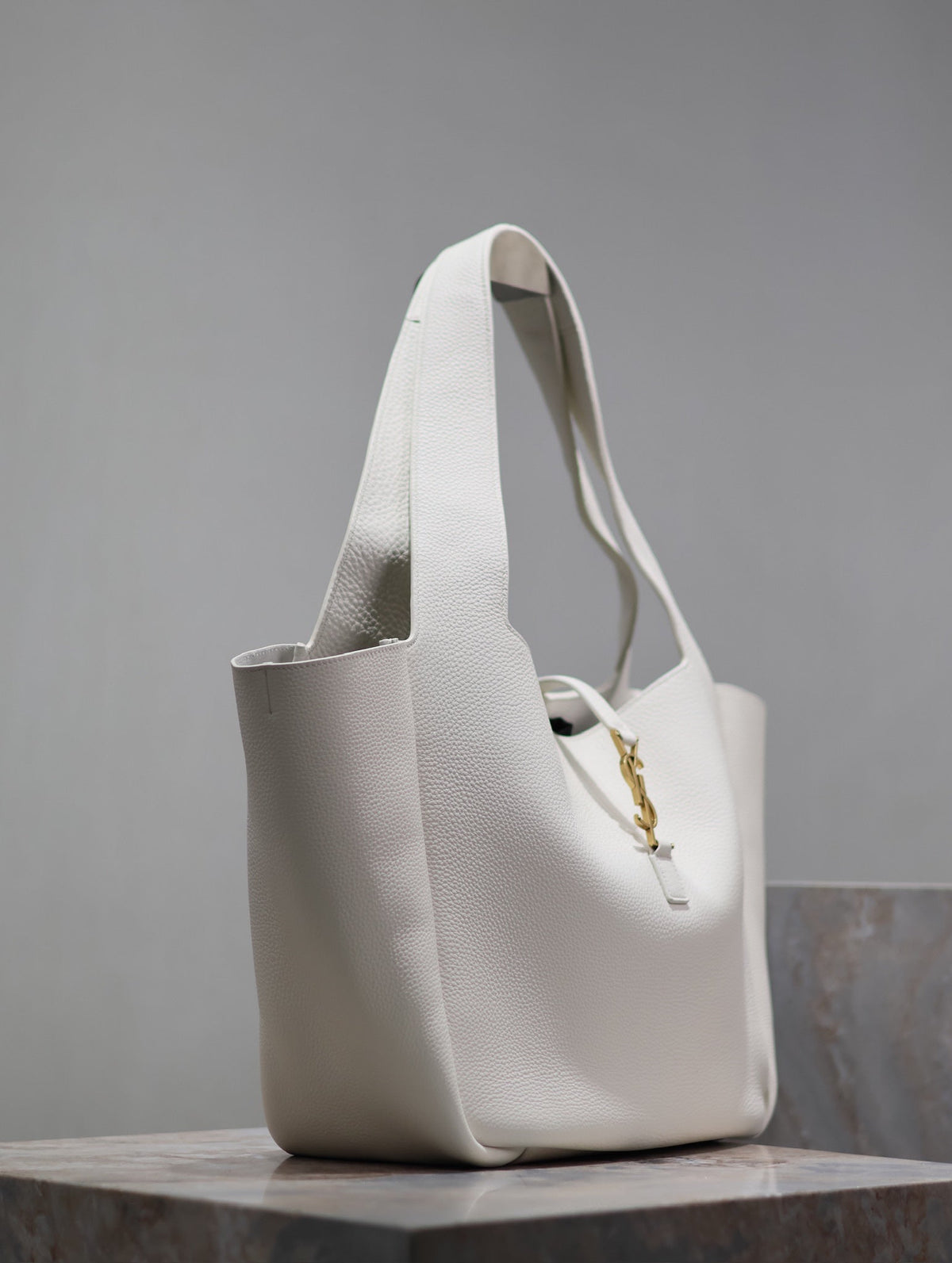LE 5 À 7 BEA TOTE BAG 50 IN WHITE LAMBSKIN GOLD LOGO