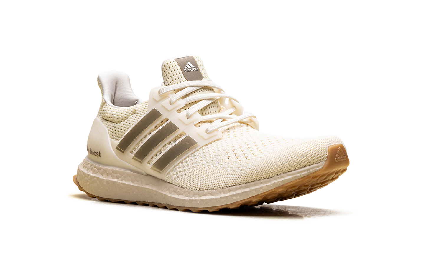 UltraBoost 1.0 WMNS "Warm Vanilla Cyber Metallic" JS1265
